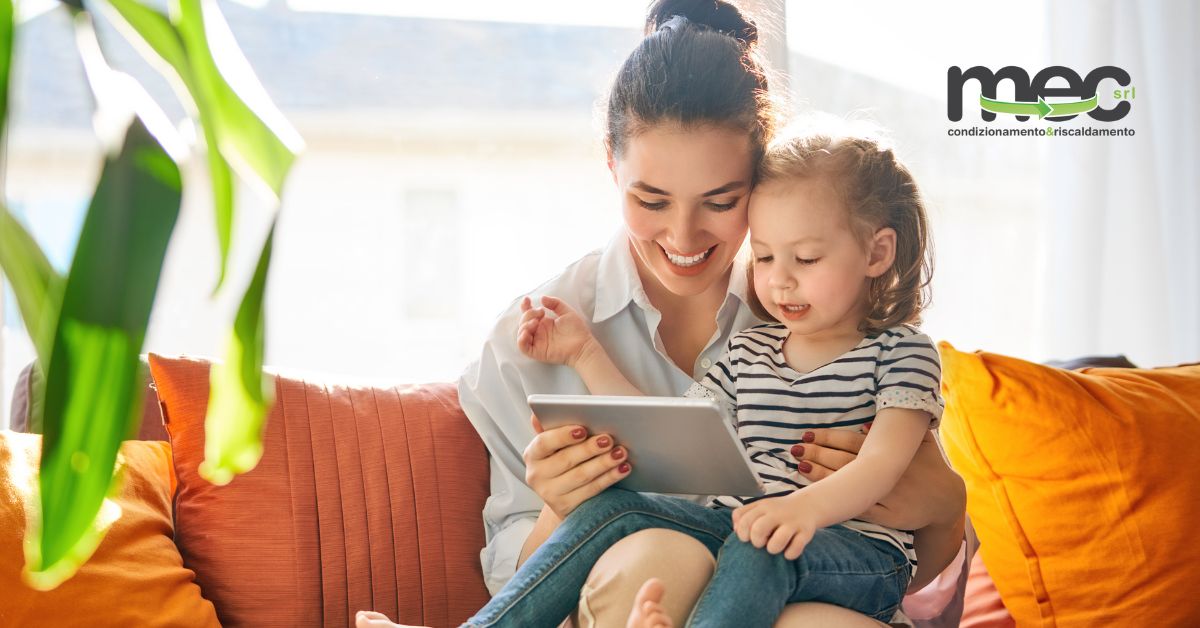 una madre mentre stringe il suo bambino e vive nel comfort della sua casa grazie al supporto di MEC Srl
